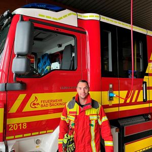 Mark Jagenow und Christoph Meyer (im Bild) freuen sich, dass nun alle Spaziergänger und Radfahrer frühzeitig gewarnt und informiert werden: „Seit wir die Leuchten und Schilder angebracht haben, gab es nie wieder Probleme auf dem Murger Weg.“(Bild:  Werma Signaltechnik GmbH & Co KG)