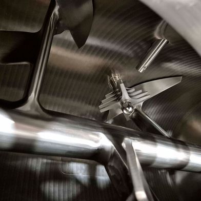 Die Chargen-Pflugschar-Mischer von Lödige ermöglichen auch eine hochpräzise Dosierung der Flüssigkeitszugabe. (Bild: Gebr. Lödige Maschinenbau)