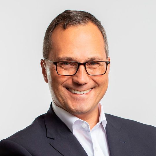 Führungskräftecoach Jens Taubel beantwortet auf dem „Mobile.de Weckruf 2018“ brennende Fragen rund um das Thema Recruiting und stellt gemeinsam mit dem Inhaber einer Werkstatt mit Sitz in Süddeutschland eine erfolgreiche Personalmarketingkampagne per Social Media vor.(Bild:  Führungskräfteschule)