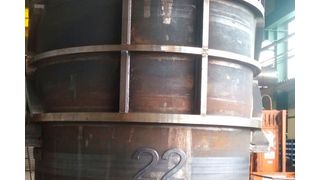 Die kegelförmige Pfannengeometrie wird rundum durch spiralförmig gebrannte Stahlrippen verstärkt. (Bild: Jebens)