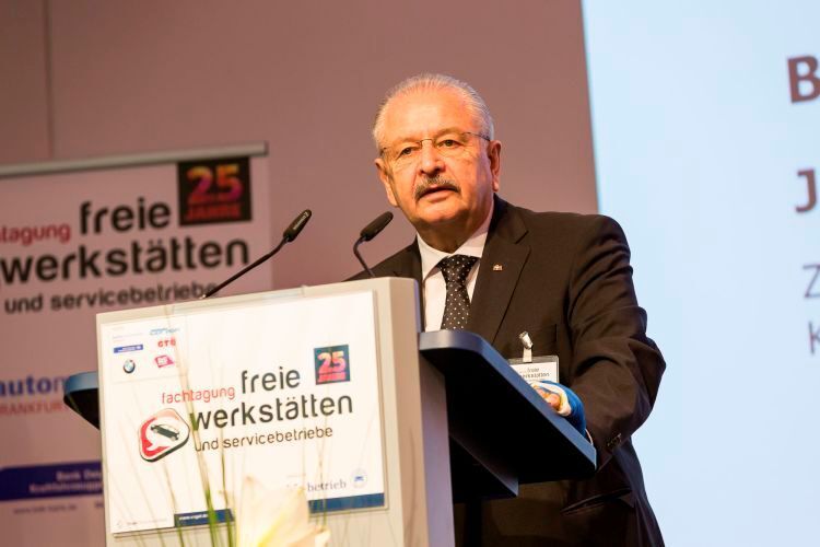 ZDK-Präsident Jürgen Karpinski appellierte im Rahmen seiner Rede unter anderem für ein „Datenrecht für alle“. Servicerelevante Daten, die Fahrzeughersteller aus ihren Fahrzeugen „ziehen“, dürften nicht alleine diesen gehören. Auch anderen Marktteilnehmern, wie z. B. freien Servicebetrieben, müssten diese zugänglich gemacht werden, so seine Forderung. (Stefan Bausewein)