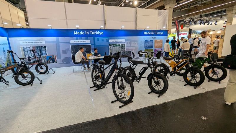 Aus allen Herren Länder kamen Aussteller zur Eurobike. (Bild: Dominsky – VCG)