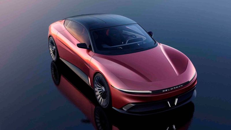 Im Frühjahr 2022 präsentierte die in Houston ansässige DeLorean Motor Company den elektrischen Flügeltürer Alpha5. Das viersitzige Elektro-Coupé wurde vom italienischen Traditionsunternehmen Italdesign gezeichnet. Es greift klassische Elemente des originalen DMC-12 auf, interpretiert diese aber in einer modernen, geschwungenen Formgebung. Markant sind die riesigen Flügeltüren und die Lamellen am Heck. (Bild: DeLorean)