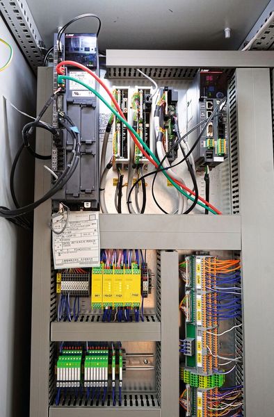 Das DAU-Modul wird im Schaltschrank der Maschine implementiert. (Bild: TUM)