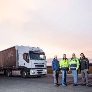 Für die Test bauten die Wissenschaftler einen herkömmlichen Lkw um. Im Bild: Mattias Jönsson, Stefan Huntgeburth, Fahrer Karl-Heinz Seddig und Johannes Haff (von links).