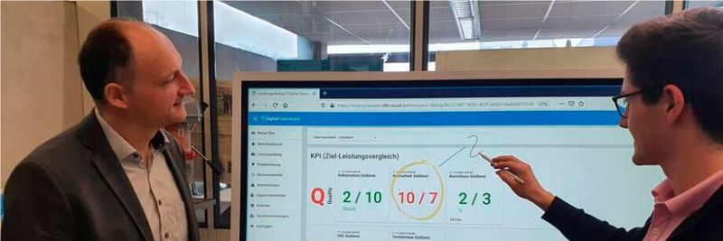 Das System zum digitalen Shopfloor Management sammelt Produktionsdaten in Echtzeit, die beispielsweise auf einem Whiteboard ausgegeben werden können.(Bild:  Hochschule Aalen/Michael Hafner)