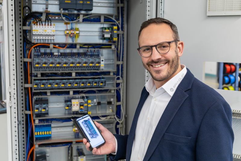 Rainer Meier, Systemadministrator bei Spangler, nutzt alle Möglichkeiten der Au-tomatisierung – hier der Blick auf die Elektrodokumentation per Smartphone. (Bild: Eplan)