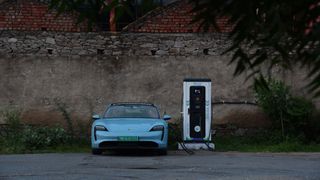 Für E-Fahrzeuge mit 800-Volt-Bordnetz hat der Zulieferer Schaltbau ein Schütz entwickelt. (Bild: Porsche)