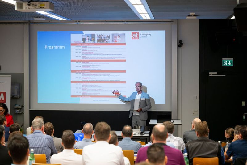 René Brugger, Geschäftsführer SwissT.net, hat mit interessanten Fragen und Hintergrundinformationen immer noch ein paar mehr Infos aus den Referenten herausgeholt. (Bild: Thomas Entzeroth)