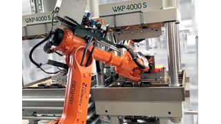Roboter übernehmen Zuführung, Werkzeugbeschickung und Entnahme, während eine Siemens-SPS-Steuerung mit zentraler HMI-Oberfläche Prozessdaten wie Temperaturen, Drücke und Haltezeiten lückenlos erfasst und archiviert  (Bild: Wickert)