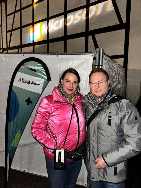 Nach der Hausmesse sind Sabrina Hoefs und Tom Brunner (ALSO) bereit für den Kirmes-Rundgang. (Bild: Vogel IT-Medien)