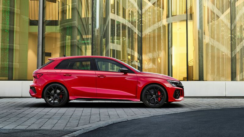 Vorne gibt es 245er-Reifen, hinten steht der RS3 auf 265er-Walzen. (Bild: Audi)