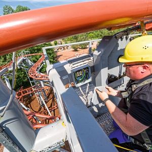 Jedes Fahrgeschäft beschäftigt die Mitarbeiter über mehrere Monate. Das reicht von den Simulationen am Computer über die Konstruktion bis hin zum Aufbau und zur Inbetriebnahme am Ort des Kunden.