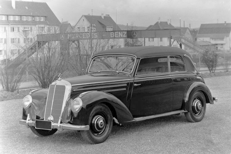 Anfang der fünfziger Jahre war für die allermeisten Deutschen ein Auto unerreichbar. Ein 220er, auch noch als Cabriolet? Der kostete so viel wie rund vier VW Käfer! (Foto: Daimler)