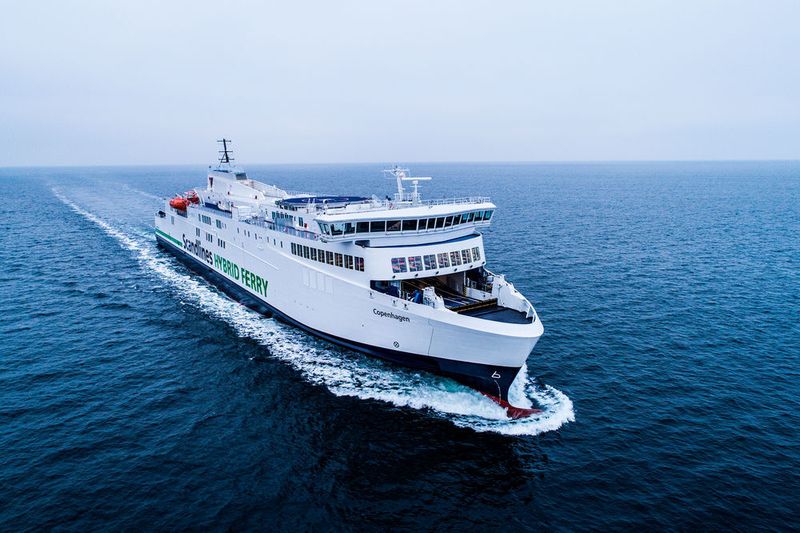Gemeinsam mit dem Hersteller der dieselelektrischen Motoren der Schiffe, MaK/Caterpillar, hat Scandlines entschieden, dass eine Anpassung des Einspritzdüsensystems (Common Rail) in den Motoren der „Berlin“ als auch der „Copenhagen“ vorgenommen werden muss. (Lars Sørensen/Scandlines)