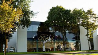 Im September 2015 eröffnete Dresen am Hauptsitz der Gruppe in der Neusser Moselstraße einen Ford-Store. (© toby why)