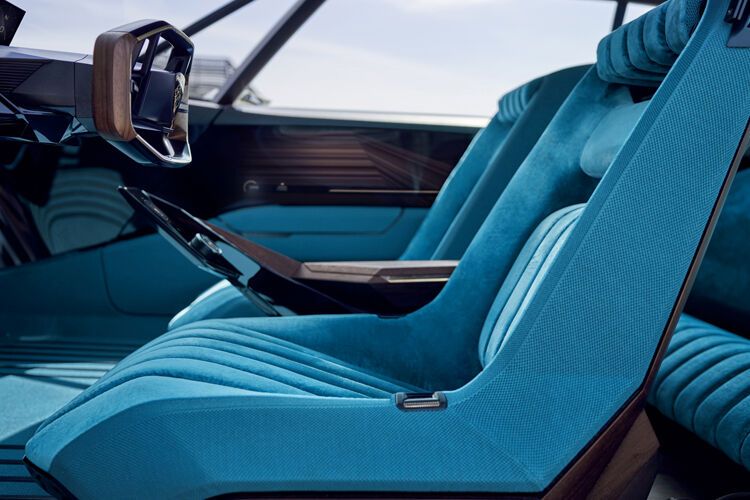 Die Sitze mit türkisblauen Plüschbezügen versprühen 70er-Jahre-Flair. (Bild: Peugeot)