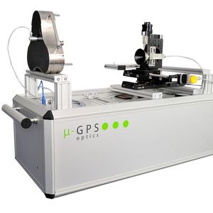Die Abbildung zeigt das Grundgerät mit einem kompakten Messeaufbau aus Kugeldreieck und frei positionierbarem Sensor. Der Aufbau dient der Simulation der Positionierung des zu messenden Werkzeugmaschinenteiles z. B. einer Werkzeugmaschinenspindel.