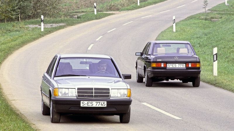 Die ersten sechs Jahre wurde der 190er im ursprünglichen Design gebaut. Dann, im September/Oktober 1988, wurde er der ersten großen Modellpflege unterzogen. Erkennbar unter anderem an den neuen und lackierten Stoßfängern und Seitenplanken (sogenannte „Sacco-Bretter“). (Bild: Mercedes-Benz)