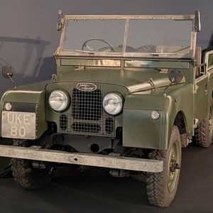 Den Land Rover Series I mit dem Kennzeichen UKE 80 hatte Winston Churchill zu seinem 80. Geburtstag geschenkt bekommen. Gebaut worden war das Fahrzeug im Jahr 1954, speziell nach den Wünschen des legendären britischen Politikers. So ist die Passagierkabine extra breit, um den Komfort zu erhöhen. Der Mittelsitz wurde zur gepolsterten Armlehne umfunktioniert. Zudem wurde eine Fußraumheizung nachgerüstet.(Bild:  Mauritz – VCG)