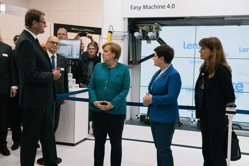 Lenze-Vorstandsvorsitzender Christian Wendler begrüßte Bundeskanzlerin Angela Merkel und Polens Ministerpräsidentin Beata Szydło auf dem Lenze-Stand. (2017 Ralf Böttcher)