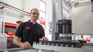 Da im Sondermaschinenbau meist keine Anlage wie die andere ist, sind für Steffen Herrmann, Elektrotechnik-Abteilung Schmid Maschinenbau, gelungene Installationskonzepte besonders wichtig. (Bild: Alexander Becher/Murrelektronik)