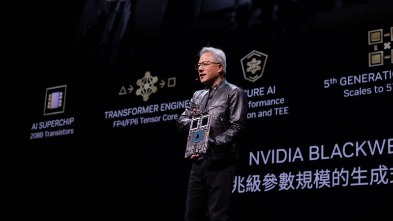 Der GB200-Superchip von Nvidia, den CEO Jensen Huang im Rahmen der Computex 2025 präsentierte.(Bild:  Nvidia)