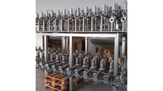 Komplexe Technik, die die Komplexität im Brauereialltag senkt: Die kompakte Ventilmatrix von Wellmann Engineering ist das Herzstück der neuen Brauereitechnik. Das Aggregat wurde am Wellmann-Hauptsitz in Halle (Westf.) konstruiert. Das Brauerei-Team vom Wellmann-Standort Burgthann bei Nürnberg bindet aktuell das Bauteil bei Pyraser ein. (Bild: Wellmann Engineering)