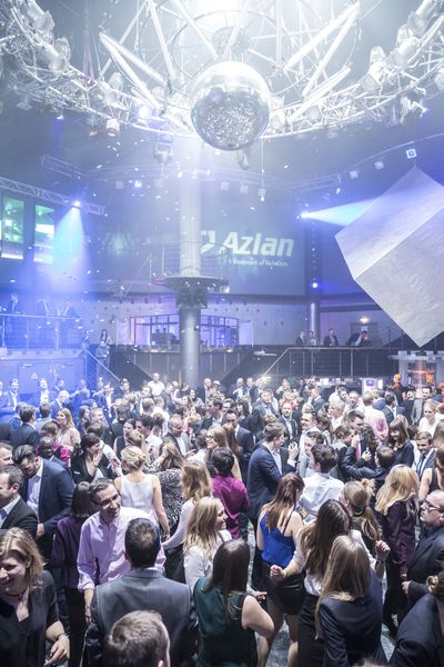 Nach kurzen Ansprachen wurde die Party mit einer fulminanten Lasershow eröffnet. (Bild: Azlan)