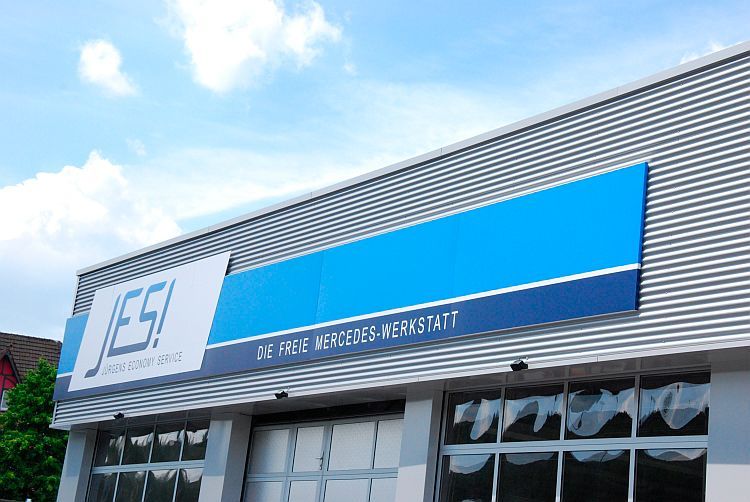 Für ältere Mercedes-Modelle bietet Jürgens sein Werkstattkonzept JES mit deutlich reduzierten Preisen an. (Foto: Rosenow)