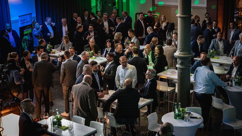 Die Gebrauchtwagenbranche freute sich über den Live-Branchentreff nach zwei Jahren Pause. (Bild: Stefan Bausewein)