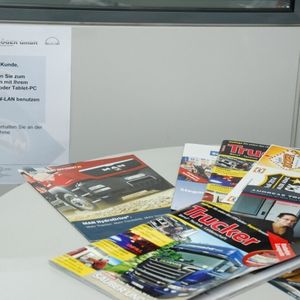 Wartende Trucker haben die Auswahl: Unterhaltung und Information print oder online.