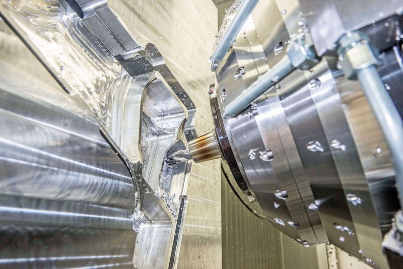 Die Leistung der Ecospeed wird durch den parallelkinematischen Bearbeitungskopf Sprint Z3 optimal ergänzt. (Starrag)