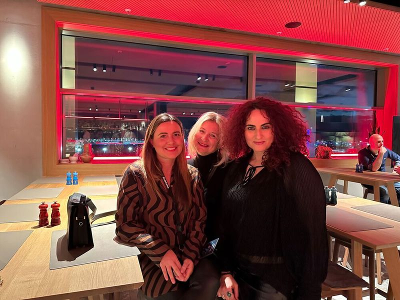 Aline Gauthier (Samsung), Daniela Bemelmans-Leventic (Kosatec) und Besa (IT-BUSINESS) sind gespannt, wer von den Jungs die Tanzfläche eröffnen wird? (Bild: Vogel IT-Medien )