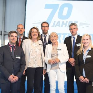 Die Unternehmerfamilie hieß alle Gäste herzlich willkommen (v.l.n.r.): Claas Hartmann (Student), Martin Hartmann (Projektingenieur/Student), Ute Hartmann (Geschäftsführerin), Christian Hartmann (Leiter Einkauf), Iris Hartmann (Witwe des Gründers), Werner Hartmann (Leiter Verkauf), Jana Mercedes Hartmann (Studentin).