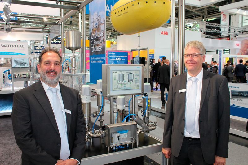 Festo präsentierte auf der Drinktec eine Fülle von Automatisierungshighlights. Im Bild Alexander Wagner, Vice President Industry Segment Food and Packaging (links) und Paul Brockhaus, Global Key Account Manager. (Bild: Kempf/PROCESS)