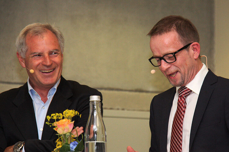 Herbert Ampferer, Umweltbeauftragter bei Porsche (li.), in der Diskussion mit Prof. Stefan Reindl. (Foto: IFA)