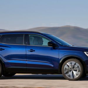 Alle Varianten des Espace werden von einem 146 kW/199 PS starken Vollhybriden angetrieben.(Bild:  Renault)