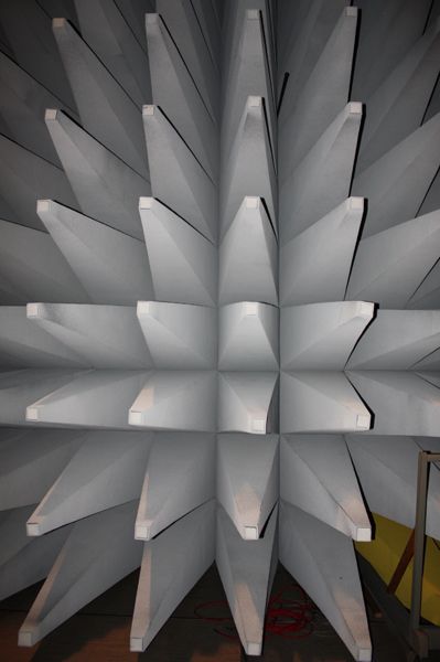 Diese Schaumstoffgebilde schlucken die Schallwellen im Raum. (Archiv: Vogel Business Media)