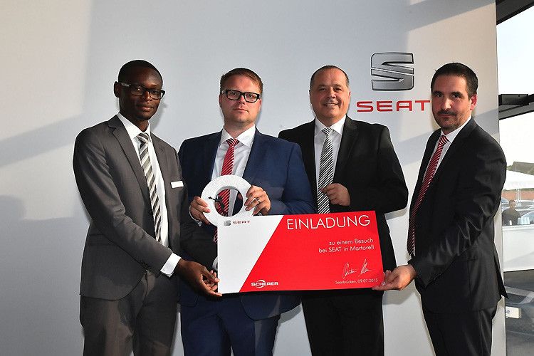 „Emotionales Design und richtig gute Technik“ sehen bei Seat (v. li.) Verkaufsberater Fundu Kamu und sein Geschäftsführer Peter Lemke, Bernhard Bauer, Geschäftsführer von Seat Deutschland, und der Geschäftsführende Gesellschafter der Scherer-Gruppe, Ernst Christian Scherer. (Foto: Seat)