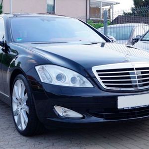 Dieser Mercedes S600 gehörte bis 2013 der ehemaligen Schwimm-Weltmeisterin Franziska van Almsick. Bei Mobile.de steht die 517-PS-starke Limousine für rund 21.000 Euro zum Verkauf.(Bild:  Mobile.de)