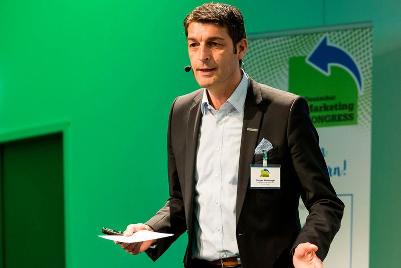 Jürgen Henninger, Geschäftsführer des Autohauses Schmolck in Emmendingen, will vermeiden, dass die Verkäufer zu stark mit administrativen Aufgaben belastet sind. Er präsentierte den Kongressteilnehmern das sogenannte „System Schmolck“. (Stefan Bausewein)