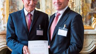 Dipl.-Ing. (TU) Martin A. Kapp (r.) hat den mit 100.000 Euro dotierten Ernst-Blickle-Preis der SEW-Eurodrive-Stiftung erhalten.  (SEW)