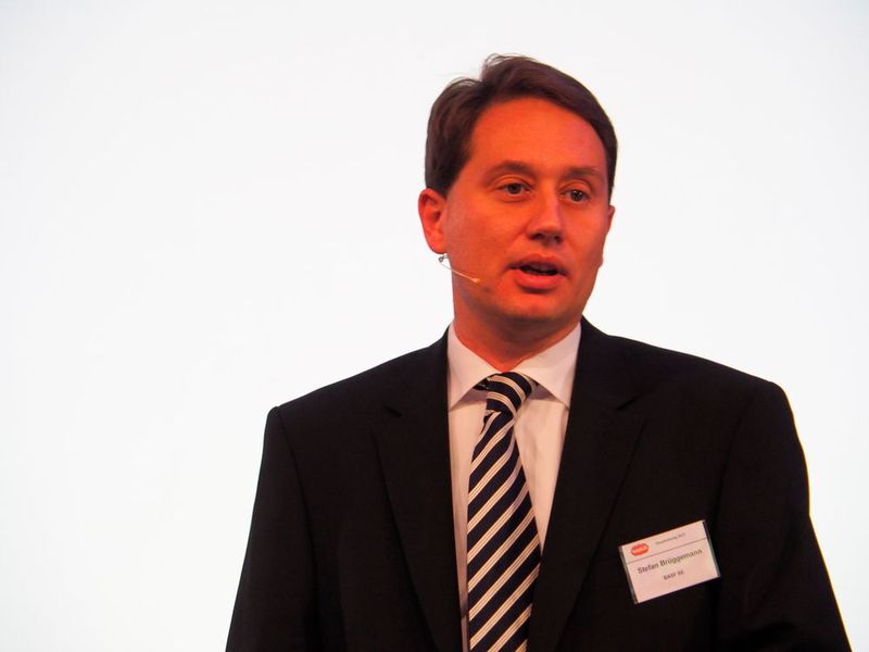 Stefan Brüggemann, BASF, zeigte, wie sich die Anlagenverfügbarkeit durch eine intelligente Datenanalyse verbessern lässt. (Mühlenkamp / PROCESS)