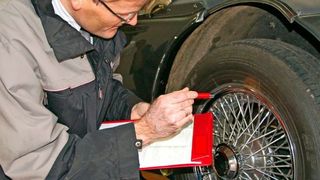 Rechtsansprüche von Oldtimerbesitzern können sich im Zweifel auch gegen Gutachter richten. (GTÜ)