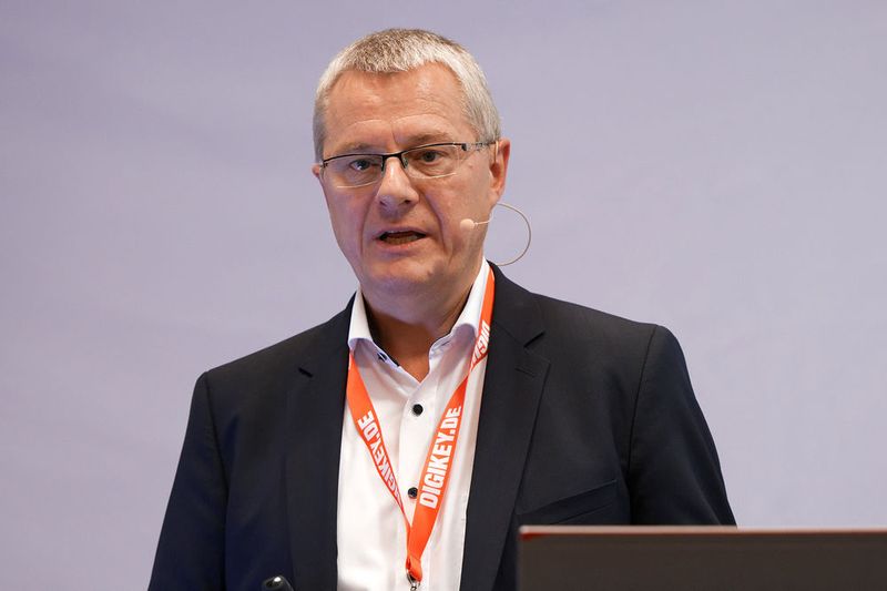 Josef Baumeister von der EEBus Initiative zeigte auf, wie der EEBus zum smarten Energiemanagement verhilft. (Bild: EP)