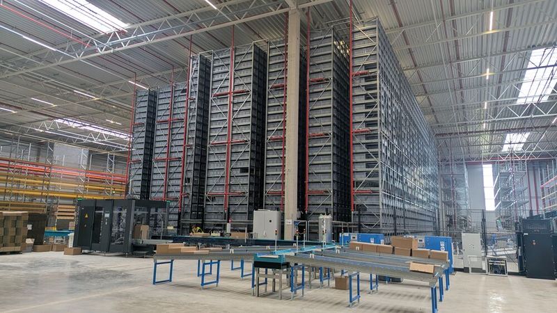 Herzstück der neuen Halle ist ein automatisiertes Lager der französischen Firma Exotec.  (Bild: Simon – VCG)