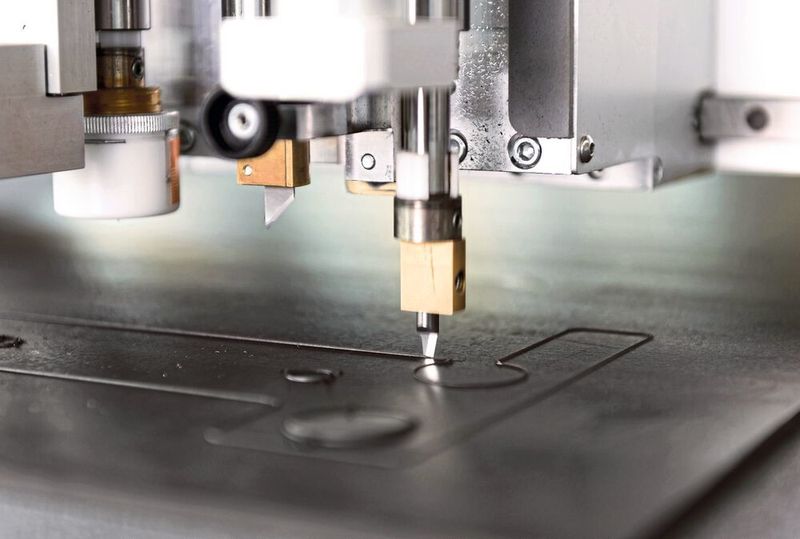 Im Schallenkammer-Werk in Kürnach im Einsatz: moderne CNC-Cutter  zur Herstellung kunden- spezifischer 2D-Magnetformteile. (Schallenkammer)