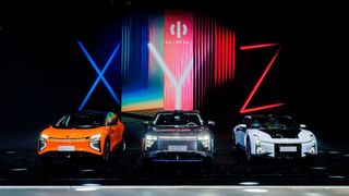 Hiphi hat aktuell zwei Modelle im Portfolio, den X (l.) und den Z (r.). In Shanghai stellten die Chinesen jetzt den Y vor (Mitte). (Bild: Human Horizons)