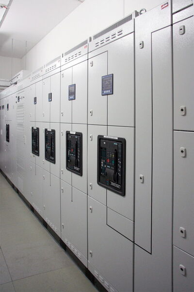 Die 120 TS IT Racks von Rittal im Serverraum 1 sind in einem Kalt-/Warmgang-Konzept aufgestellt. Die Klimatisierung erfolgt über ein redundant aufgebautes Umluft-Klimasystem (UKS). (Rittal)